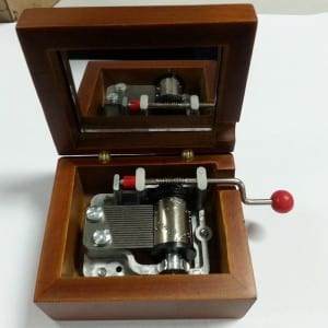 Simple wooden handcrank music box (YH2/LP-39)