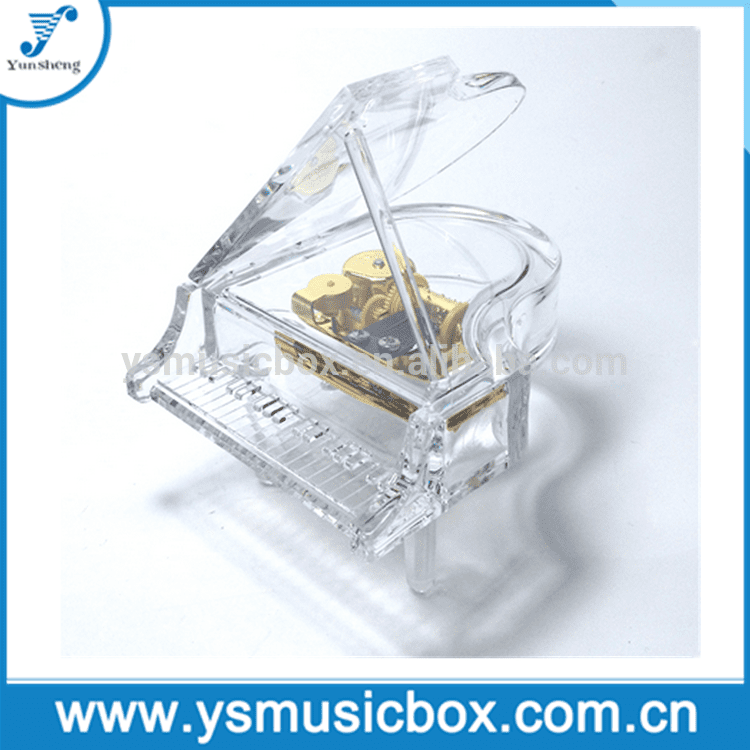 caixa musical em forma de piano em acrílico transparente com movimento musical dourado