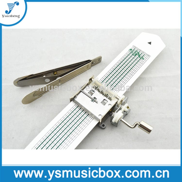 Metala Hand Crank Muzikskatolo kun trunĉilo kaj paperstrio Yunsheng muzikskatolo