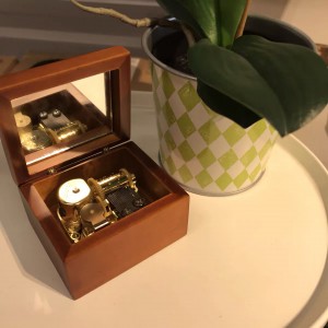 Caixa de música de madeira personalizada dourada de 18 notas para regalo de aniversario da nena (YB4G/LP-40)